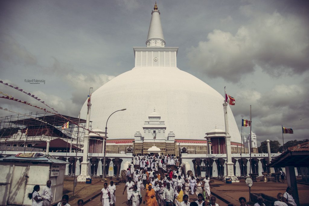 stupa v Anuradhapure. je pekne zrekonstruovana a stale funkcna