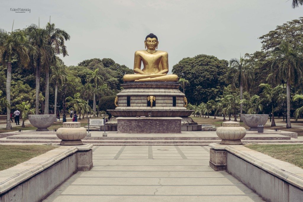 Socha Budhu v Colombe v praku Vihara Mahadevi