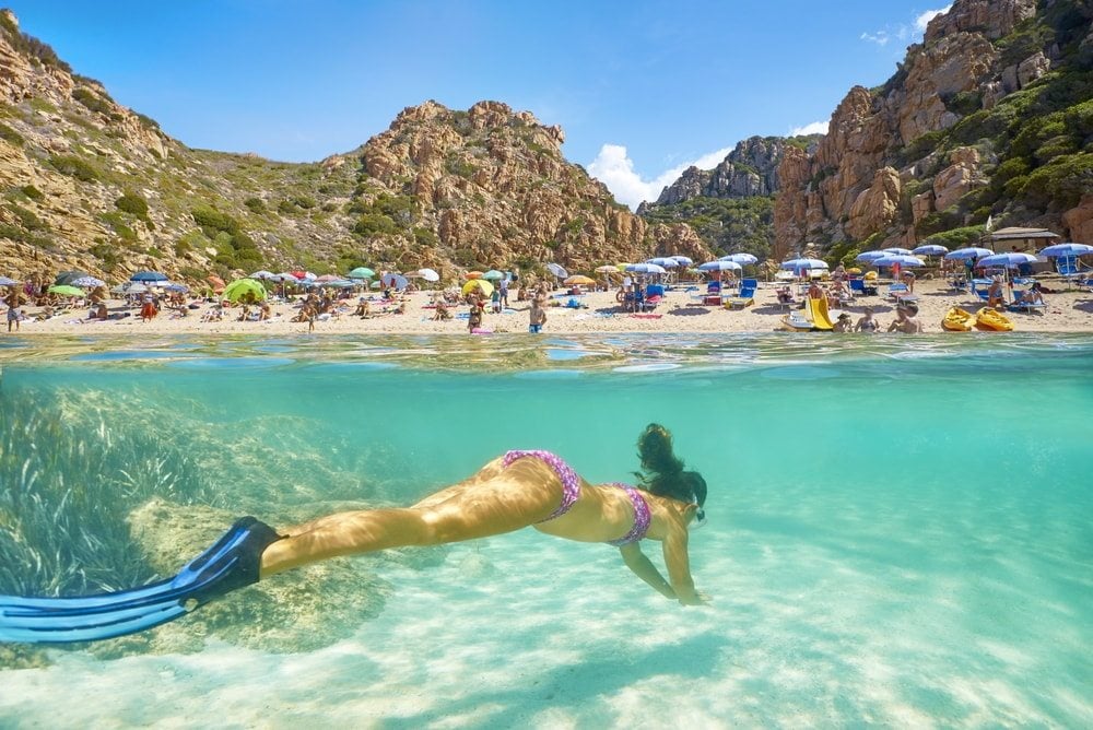 Potapanie na plazi v Sardinii