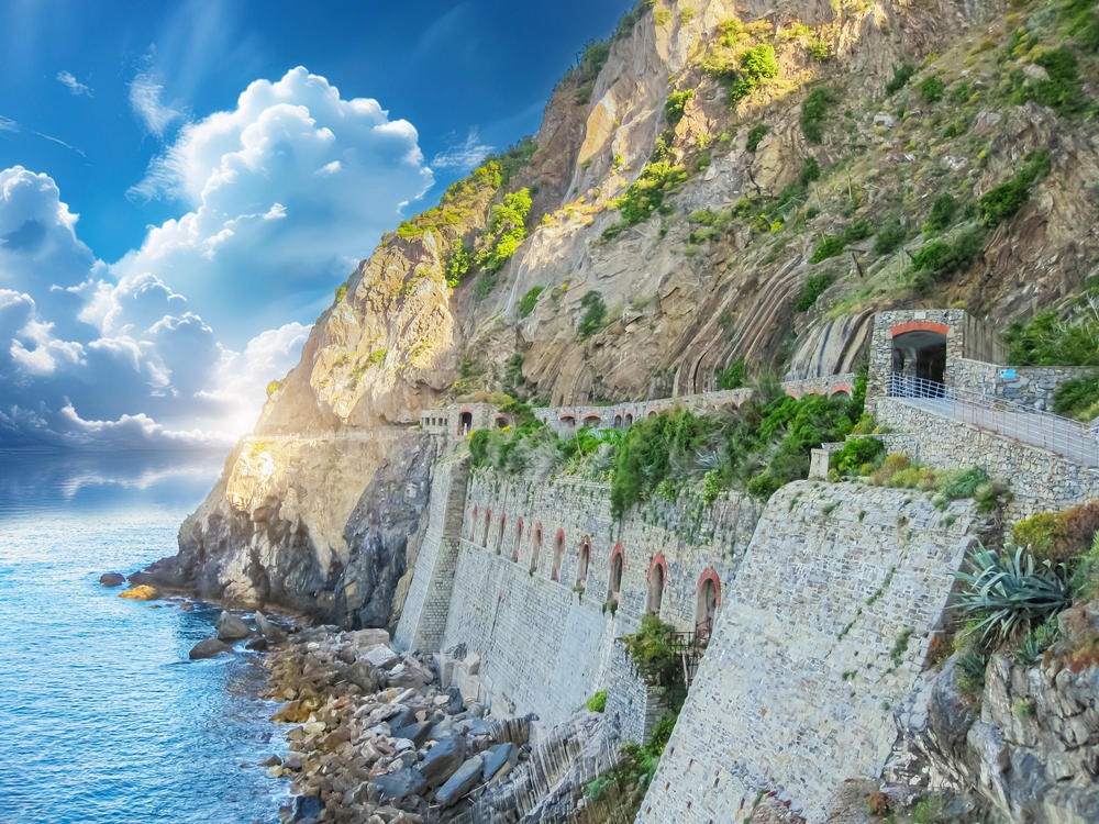The,Via,Dell'amore,,A,Famous,Pedestrian,Path,Carved,Into,The V Cinque Terre opäť otvárajú najromatickejšiu trasu na svete po viac ako 10 rokoch
