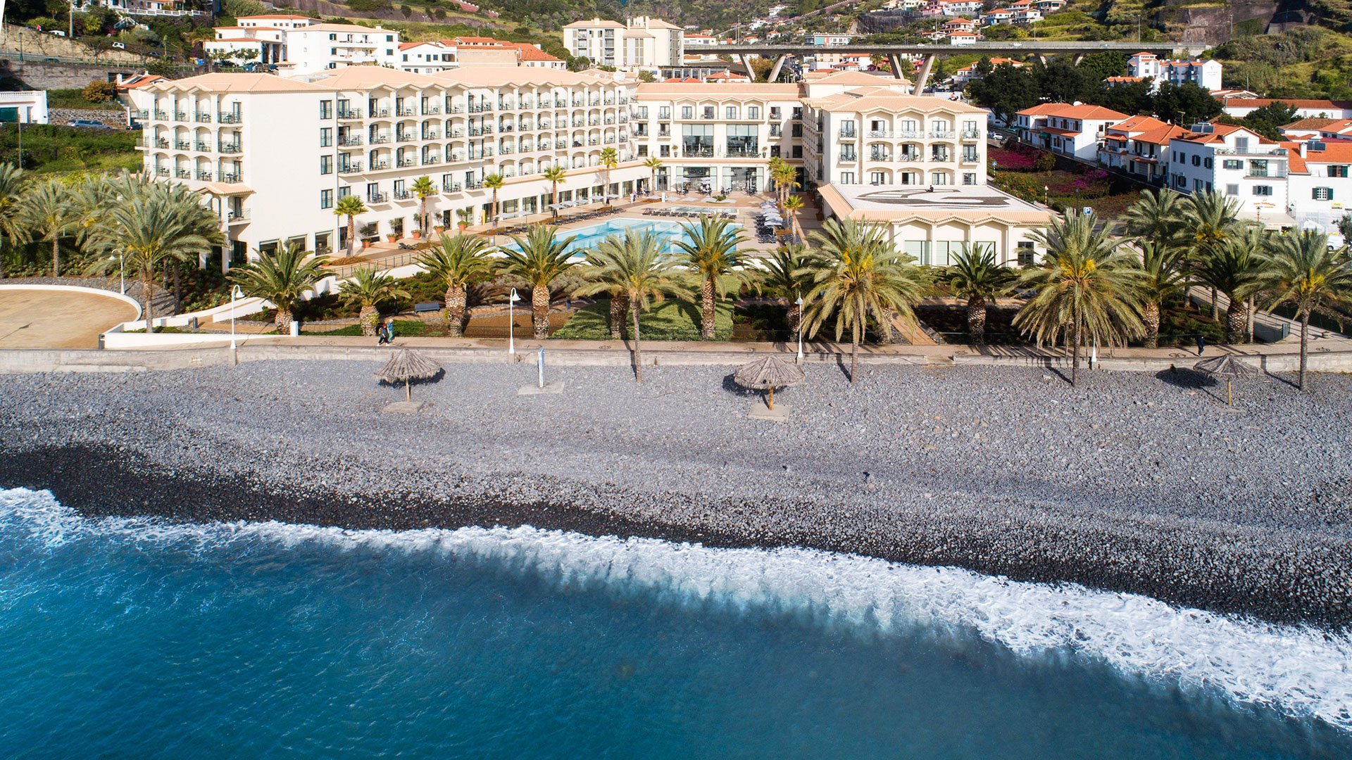 PONUKA DŇA: Madeira s letenkami, 4*hotelom pri oceáne a raňajkami od 555€