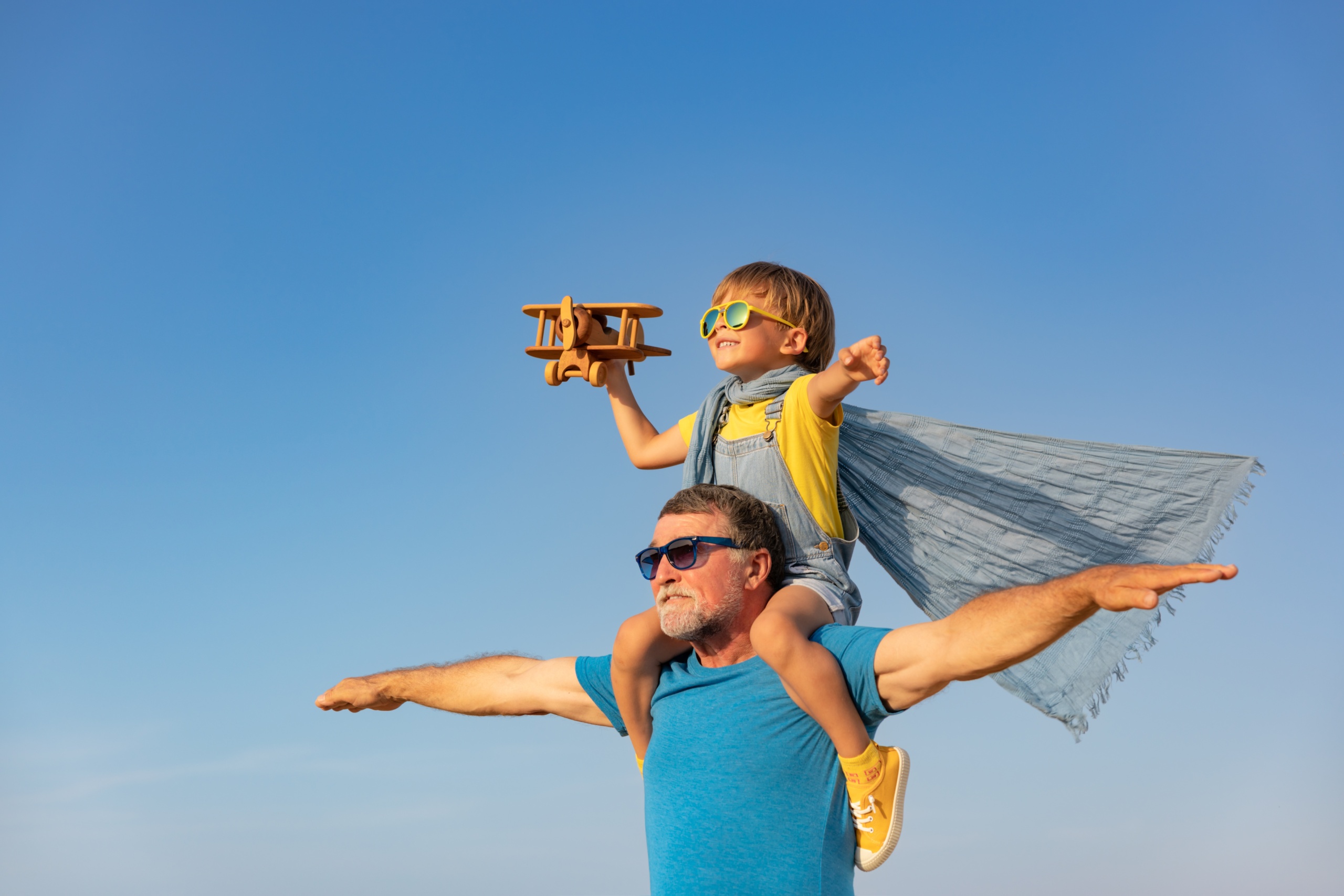 Senior,Man,And,Child,Playing,Outdoor,Against,Summer,Sky,Background. Zdroj foto: Shutterstock