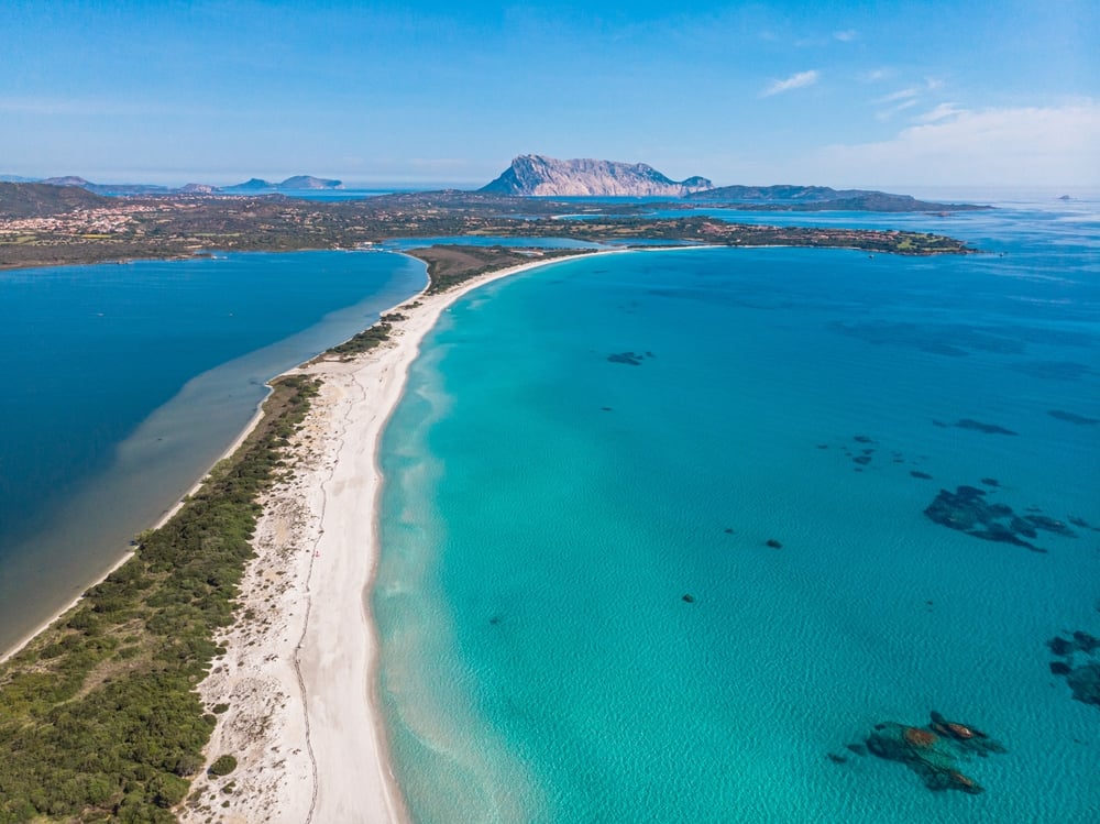 plaz cinta pri Olbii v Sardinii