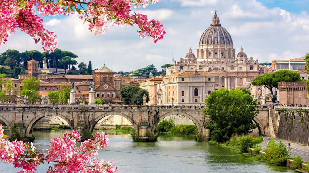 Veľká noc 2026: vybrali sme 5 pobytov z celého sveta od 459€ (Amsterdam, Dubaj aj Thajsko)