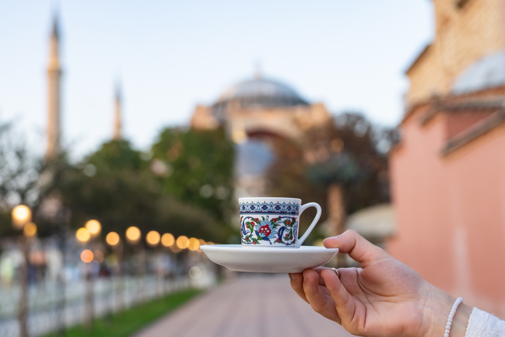 salka tureckej kavy pred mesitou v istanbule