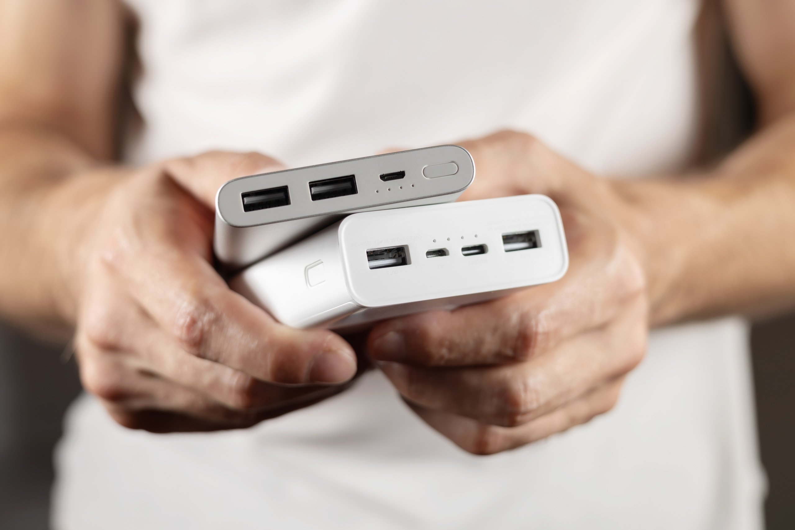 Two,Powerbanks,In,Hand.,Power,Bank,For,Charging,Mobile,Devices. Letíš cez Čínu s powerbankou? Daj si pozor na nové pravidlá