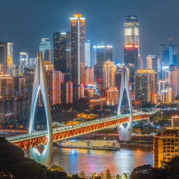 Chongqing,Cityscape,With,Illuminated,Skyscrapers,And,Bridge,Over,The,Yangtze Zaži Chongqing: fascinujúce čínske mesto hôr, gastronómie a kontrastov za 389€!