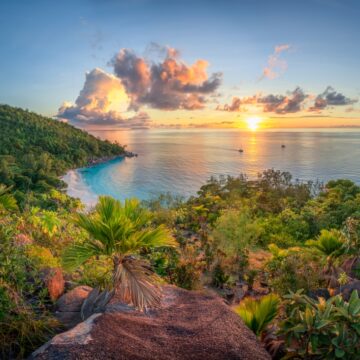 Beautiful,Sunset,At,Tropical,Beach,Anse,Georgette,On,Praslin,On zapad slnka na ostrove praslin, seychely