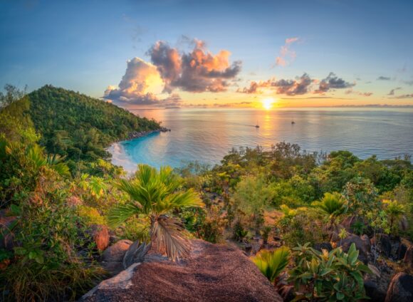 zapad slnka na ostrove praslin, seychely