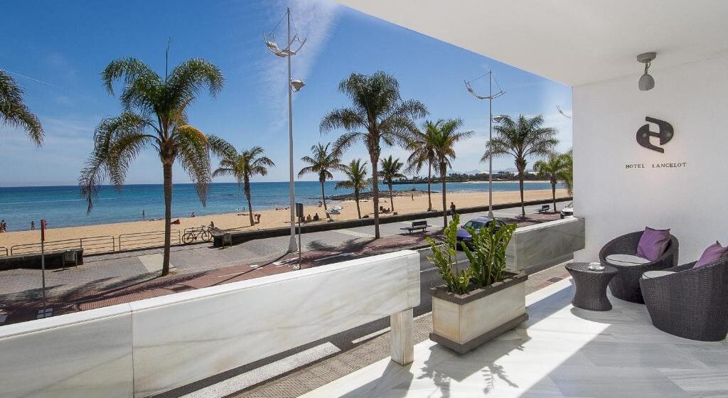 FIRST MOMENT: Lanzarote s letenkami, overeným hotelom, raňajkami a transferom za 699€!