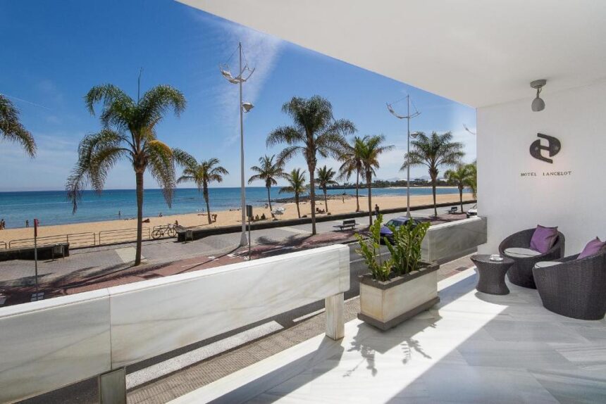 17949134 FIRST MOMENT: Lanzarote s letenkami, overeným hotelom, raňajkami a transferom za 699€!