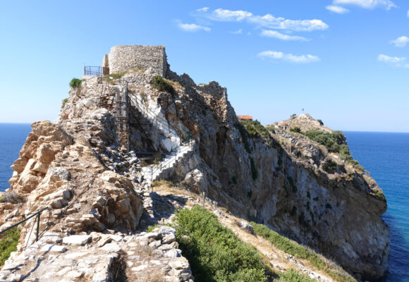 Photo,From,Abandoned,Magnificent,Old,Castle,Of,"kastro",With,Great Ostrov, ktorý tento rok zaujal najviac Slovákov (prinášame to najlepšie z roku 2025)