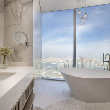 Bathtub- 1 Bedroom Suite High Floor Luxury Bath View Lounge Access - Ciel Dubai Marina, Vignette Collection 377 metrov luxusu: prečo je nový hotel Ciel v Dubaji zážitkom, ktorý nemá konkurenciu