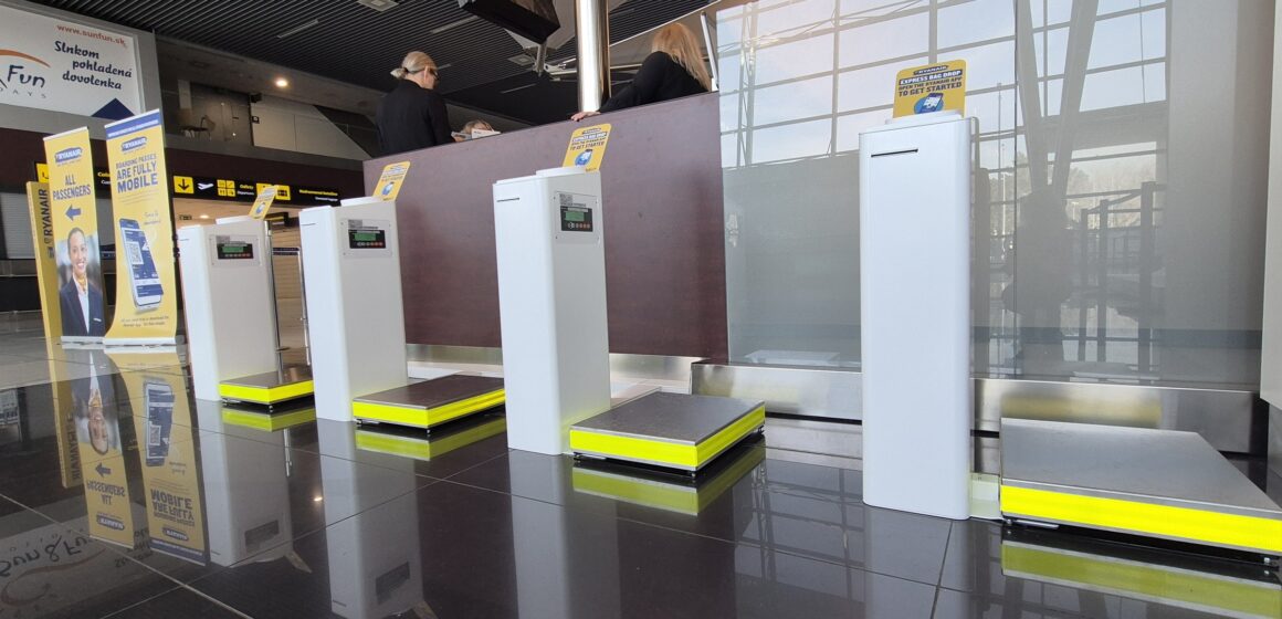 Na letisku v Bratislave od dnes odbavíte Ryanair batožinu expresne cez kiosk