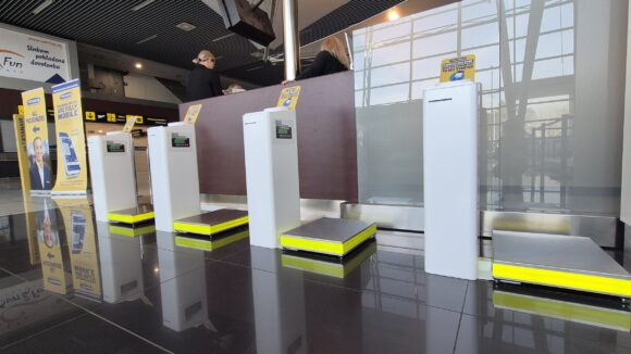 foto2 Na letisku v Bratislave od dnes odbavíte Ryanair batožinu expresne cez kiosk