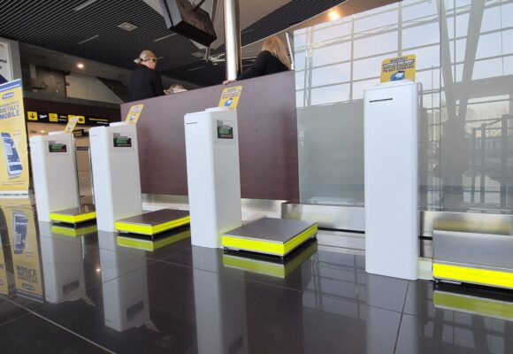 foto2 Na letisku v Bratislave od dnes odbavíte Ryanair batožinu expresne cez kiosk