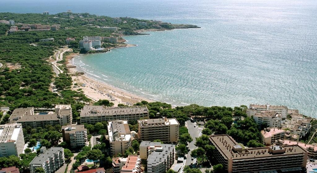 Zaži Katalánsko: Španielska Costa Dorada s letenkami, 3* hotelom a polpenziou od 411€