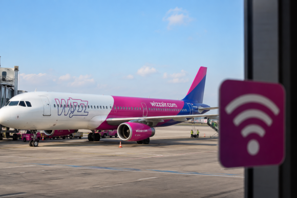 ChatGPT Image 8. 6. 2026, 16_02_23 Koniec režimu Lietadlo. Wizz Air chystá palubnú Wi-Fi od Starlinku a mení pravidlá nízkonákladového lietania
