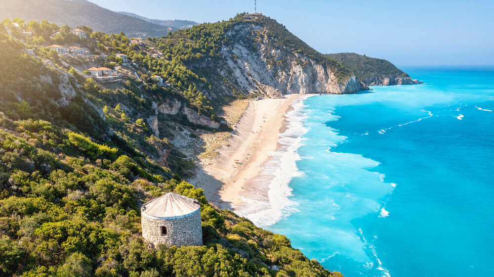 The,Impressive,Milos,Beach,With,The,Turquoise,Shaded,Sea,On 8 najlepších pláží, na ktoré sa dostaneš priamym letom z Bratislavy