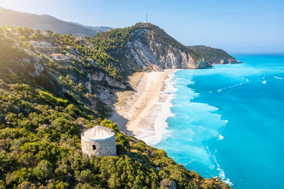 The,Impressive,Milos,Beach,With,The,Turquoise,Shaded,Sea,On 8 najlepších pláží, na ktoré sa dostaneš priamym letom z Bratislavy